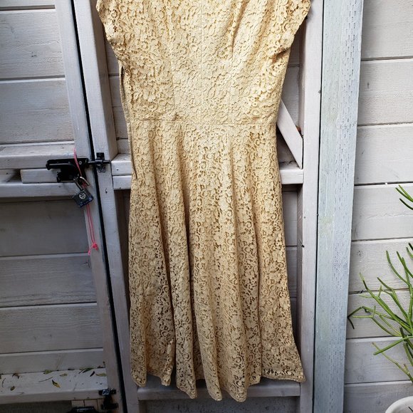 Vintage eyelet ivory dress with intricate beading and applique - Picture 4 of 6